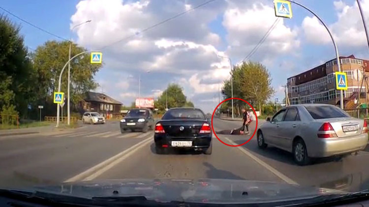 Yaşlı adama öyle bir şey yaptı ki...