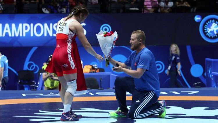 Önce altın madalya sonra sürpriz evlilik teklifi