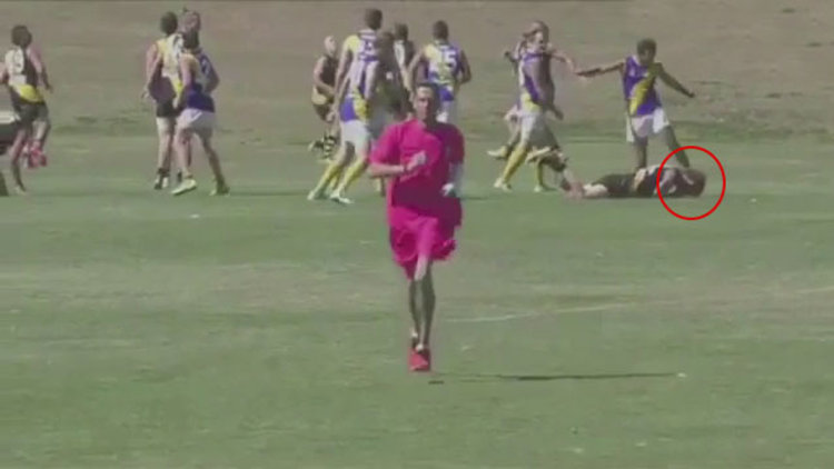 Maç sırasında rakibine tekme attı