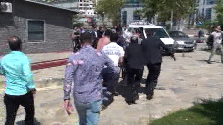 Anadolu Adliyesi'nin önünde silahlı kavga çıktı