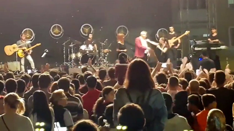 Sertab Erener, Belediye Başkanı'na sinirlendi, seyircileri sahneye davet etti