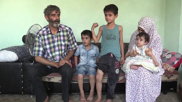 "Protez göz" için baba oğul çöp topluyor