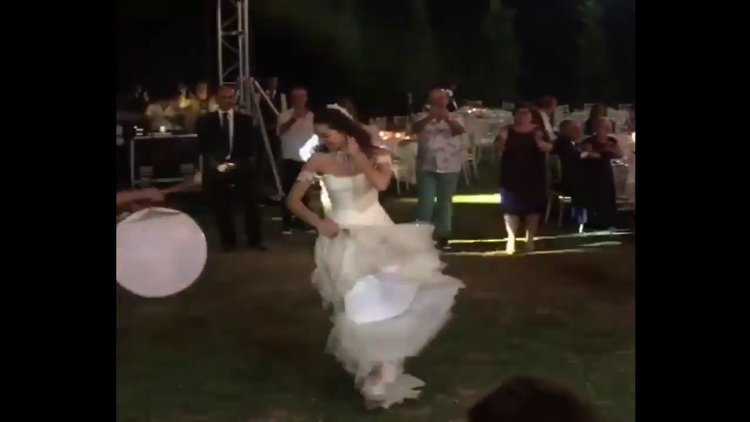 Azra Akın düğününde coştu