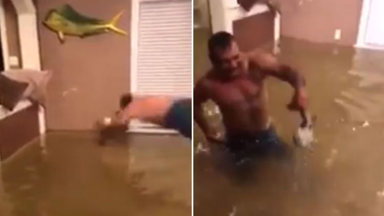 Evinin salonunda balık avladı