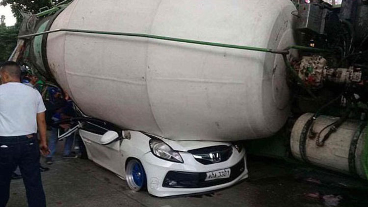 Çimento mikseri aracın üstüne devrildi