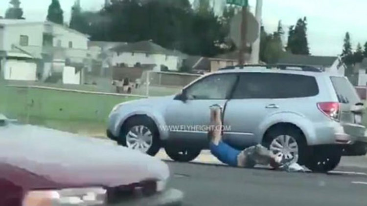 Hırsız yerde sürüklendi