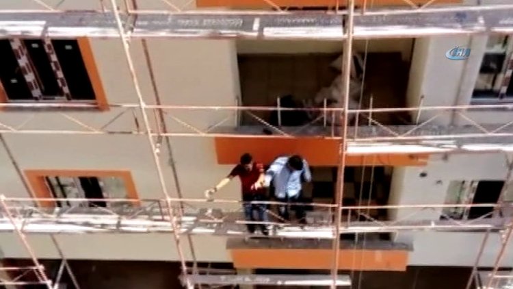 İnşaat işçileri iskele üzerinde halay çekti