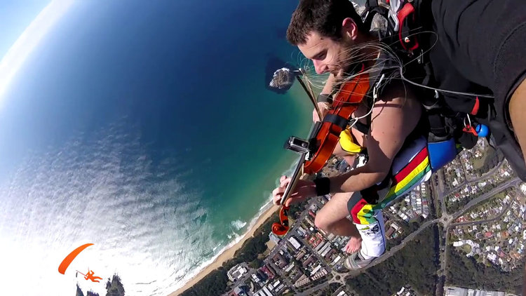 Çıplak keman çalarak uçaktan atladı