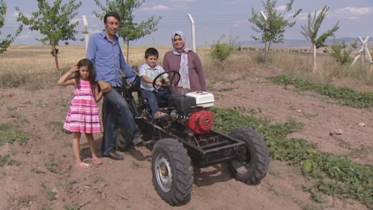 Kendi traktörünü yaptı