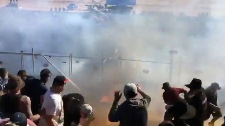 Alev topunun içinde kaldılar