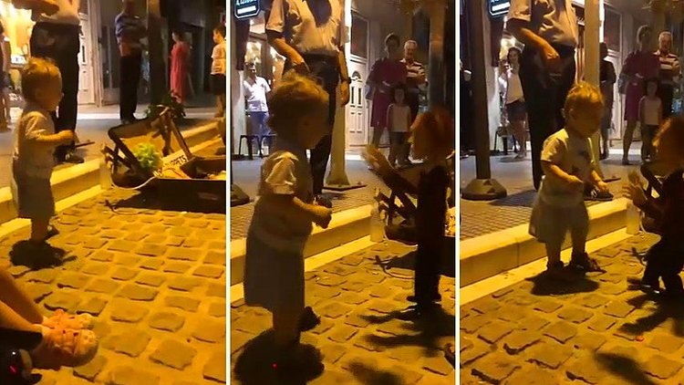 Gördüğü kukla ile bağ kuran ufaklık