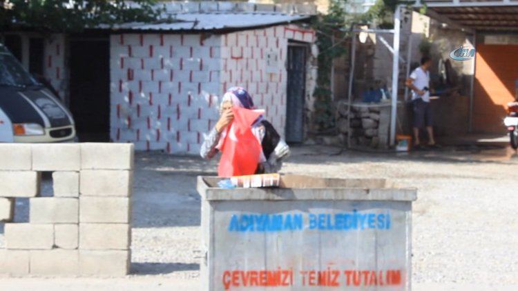 90 yaşındaki nine çöpteki Türk Bayrağını alarak öpüp evine götürdü