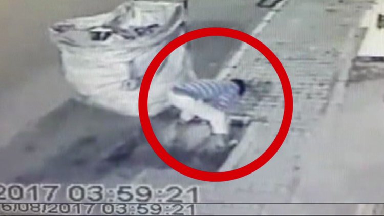 Kağıt toplayıcısı rögar kapağını böyle çaldı