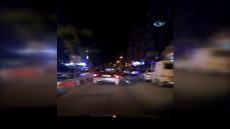 Bisikleti seyir halindeki otomobilden kolunu çıkararak götürdü