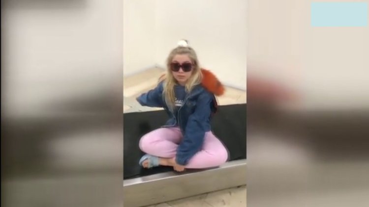 Aleyna Tilki bagaj taşıma bandına bindi