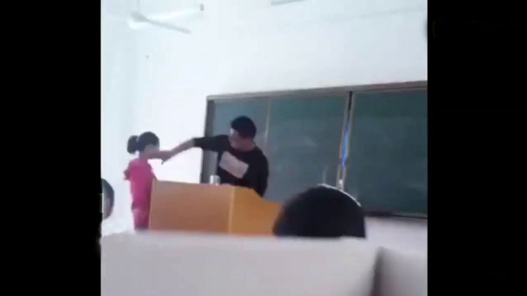 Tüm sınıfı tokatladı