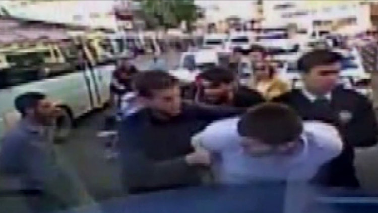 Polis şoföre kafa attı