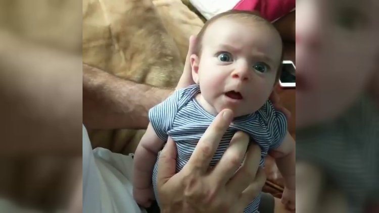 Çocuğunun endişeli surat ifadesine dublaj yaptı!