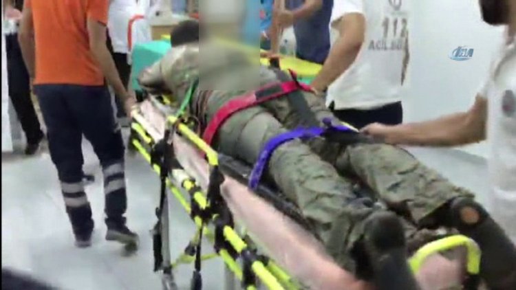 Sırtına saplanan demirle hastaneye götürüldü