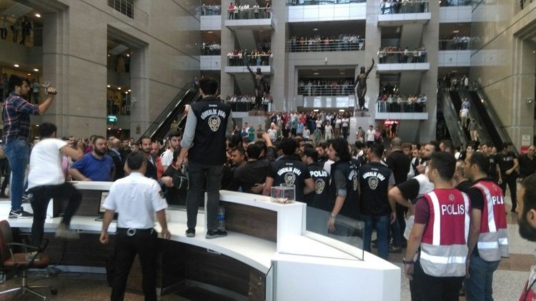 Şahinler ve Sarallar adliyede birbirine girdi