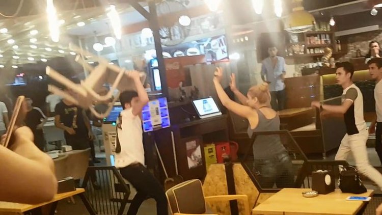 Kafede bıçaklı kavga