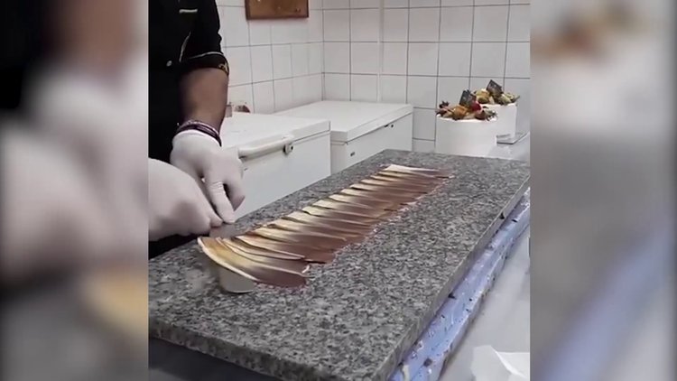 Yaş pastaların kenarındaki o süsleme nasıl yapılıyor?