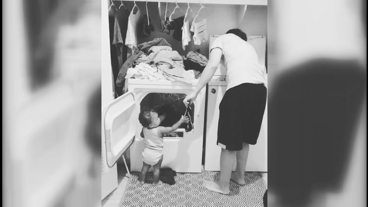 Çamaşır konusunda babasına yardım eden ufaklık