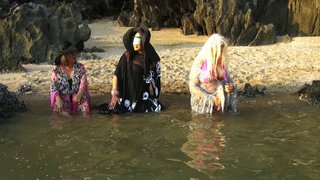 Diva Bülent Ersoy, Banu Alkan ve Safiye Soyman, Vietnam'ın en güzel koylarından birinde denize giriyor.