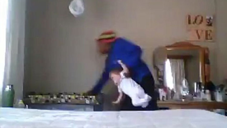 Bakıcı dehşeti kamerada