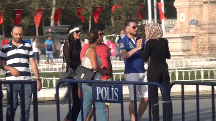Taksim Meydanı'nda kadın turistler arasındaki kavga kamerada