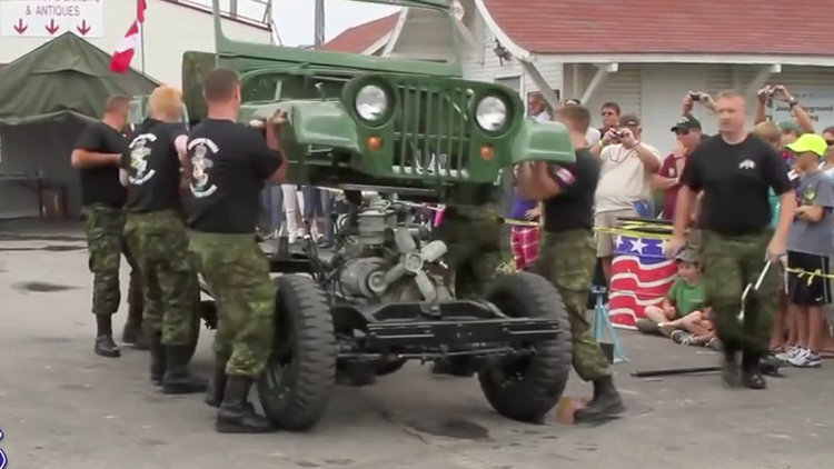 3 dakikada jeep parçalayıp topladılar!
