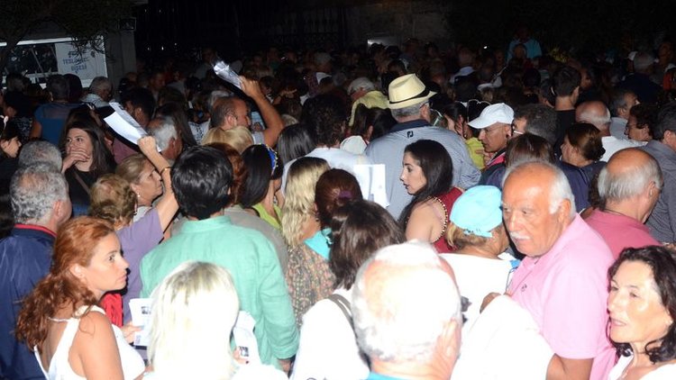 Zeki Müren'i anma gecesinde gergin anlar