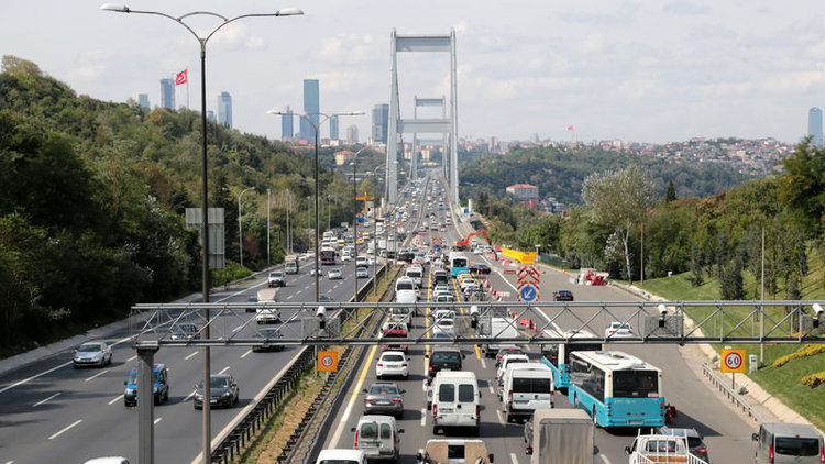 Sürücüler dakikalarca trafikte kaldı