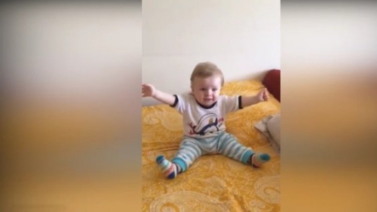 "Erik dalı gevrektir" şarkısıyla ile çoşan bebek