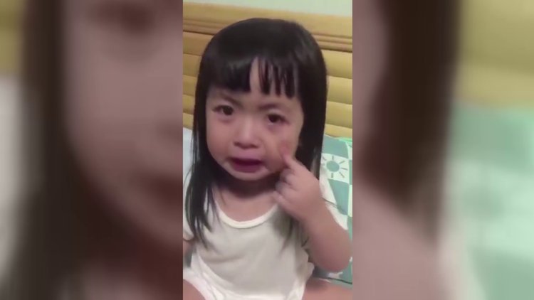 Ağlayan bebeğin sahte gözyaşı yapması güldürdü