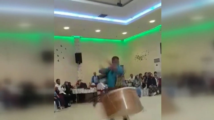 Davulcuların şovu kazayla bitti