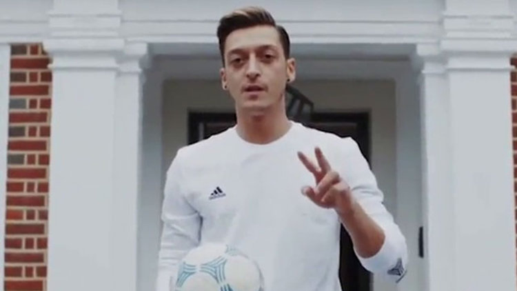 Takipçilerine evini gösterdi