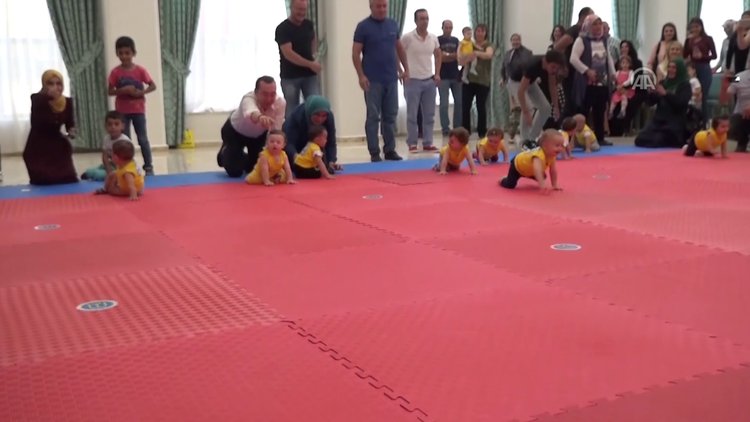 Bebeklerin emekleme yarışması renkli görüntülere sahne oldu