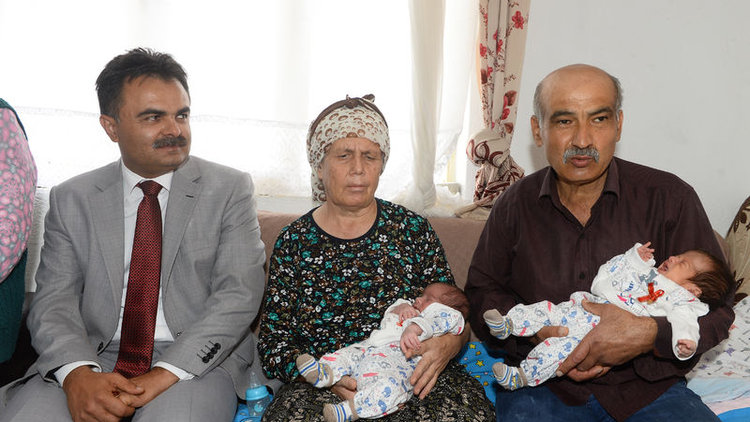 55 yasındaki çiftin ikizleri oldu