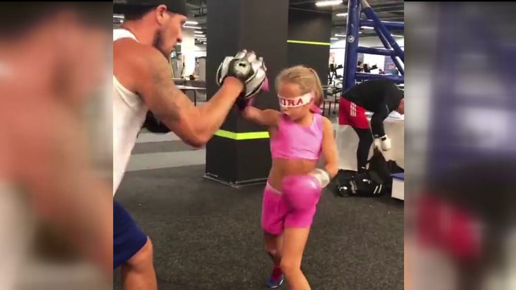 Gözü kapalı boks antremanı yaptı