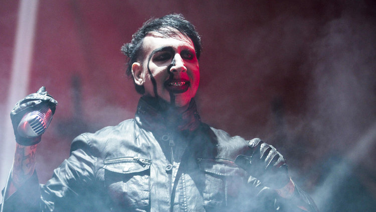 Sahnede üzerine platform düştü