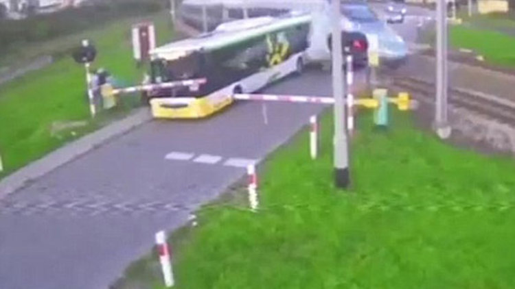 Saniyelerle ölümden kurtuldular