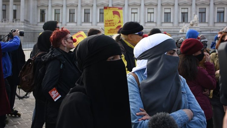 Burka yasağı yürürlüğe girdi