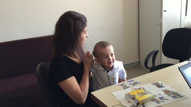 İşitme engelli çocukların ilk "ses" heyecanı kamerada