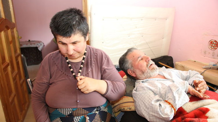"Gönül gözü" ile 24 yıldır yatalak eşine bakıyor