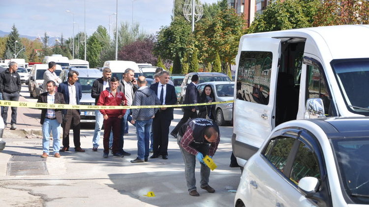 Eşi tarafından silahla öldürüldü