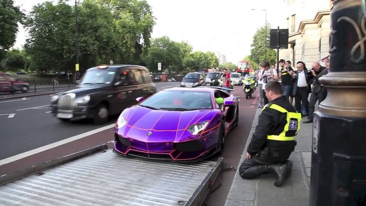Lamborghini'yi çekmek isteyen polisin zor anları