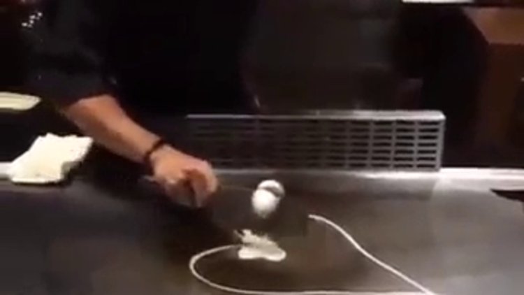 Yetenekli aşçı yumurtayla şov yaptı