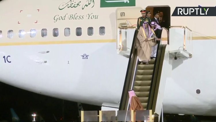 Suudi Arabistan Kralı yürüyen merdivenin azizliğine uğradı