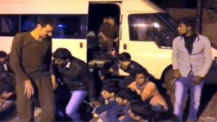 14 kişilik minibüsten 54 kişi indi